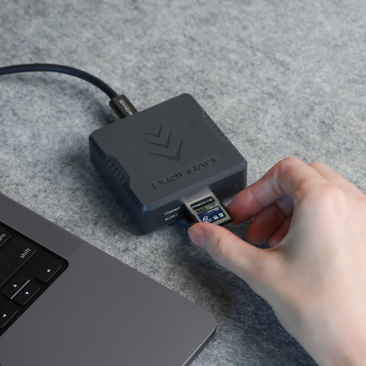 CFexpress Type A and SDXC UHS-II Dual-Slot Card Reader | USB 4.0 (PG09.7)